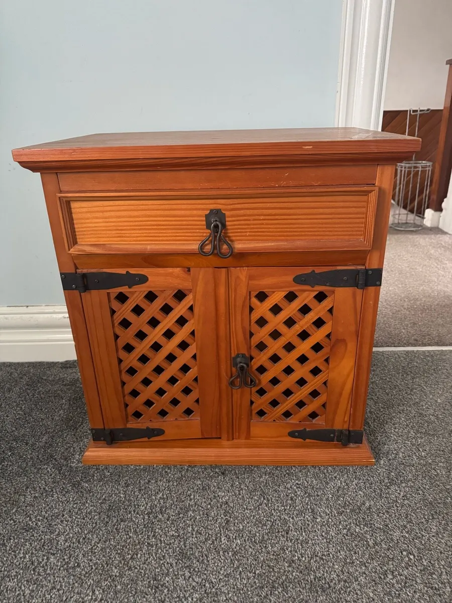 Bedside tables x3 & chest of drawers - Image 1
