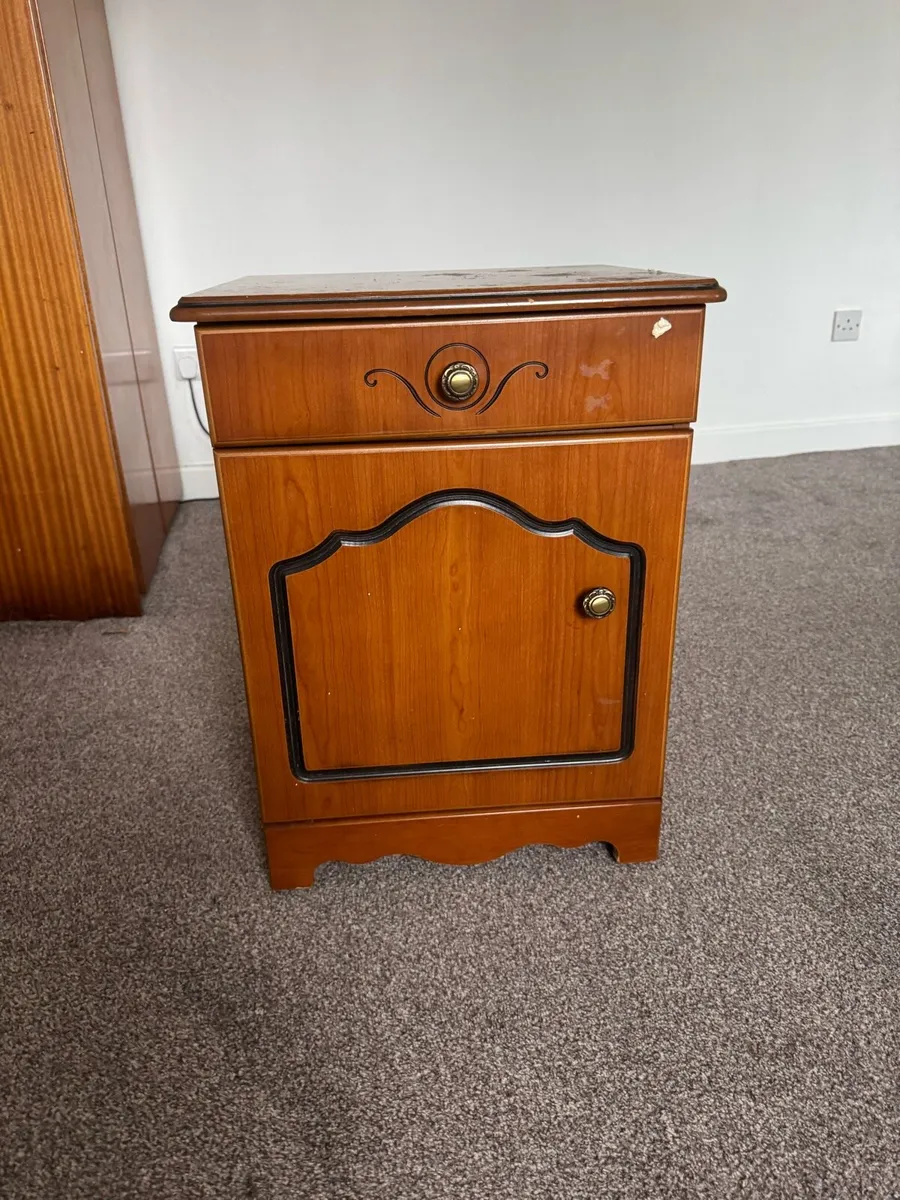 Bedside tables x3 & chest of drawers - Image 3