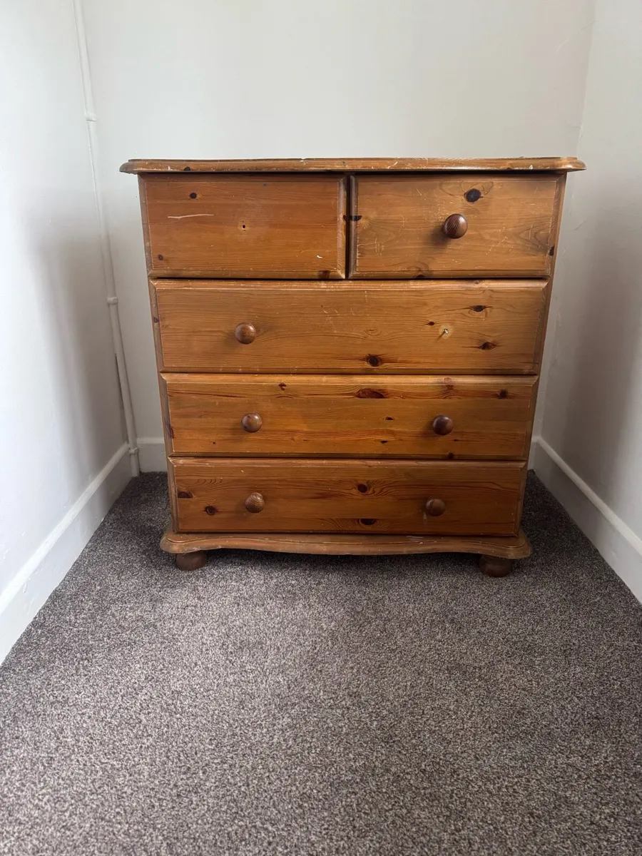 Bedside tables x3 & chest of drawers - Image 4