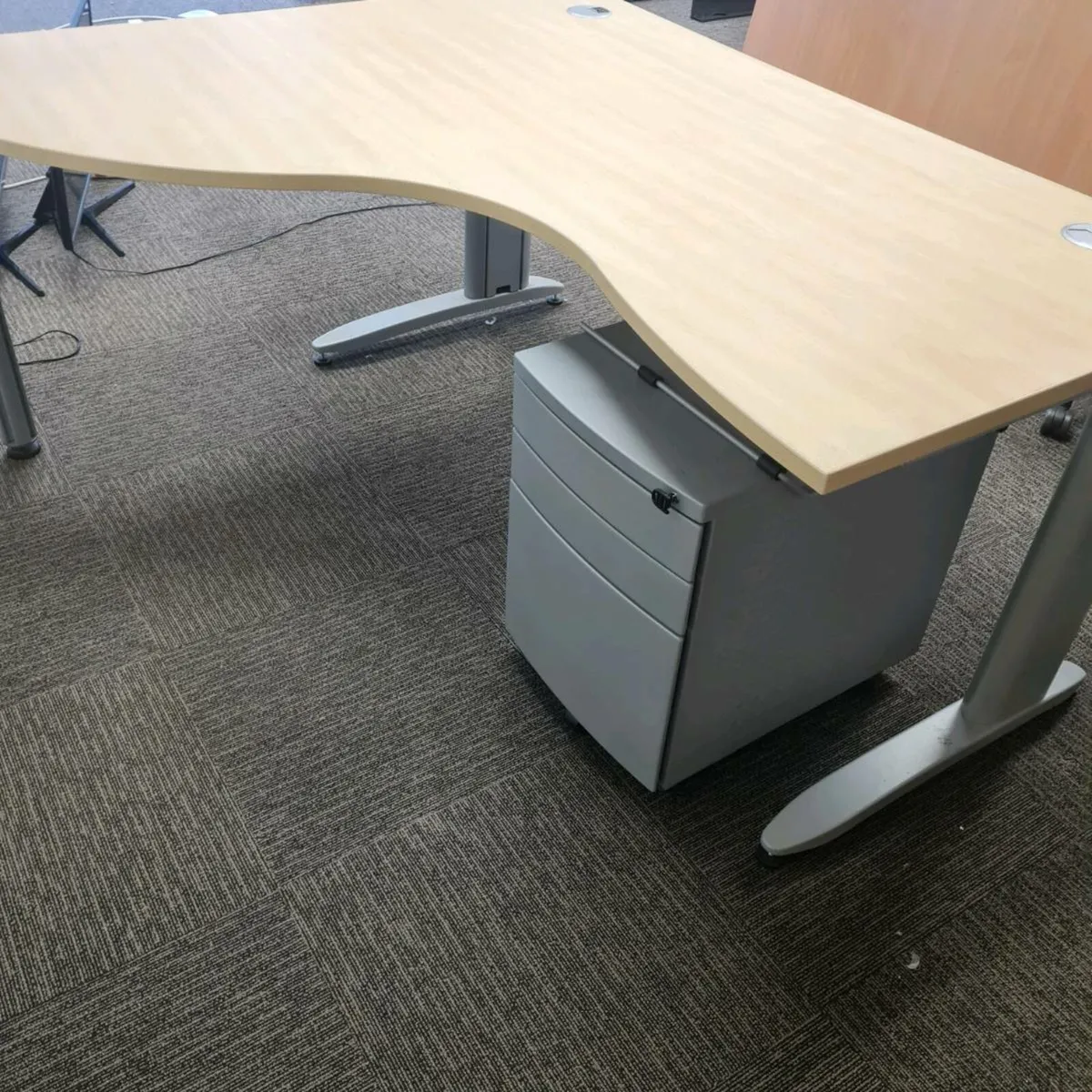 Maple managers desk with metal - Image 1