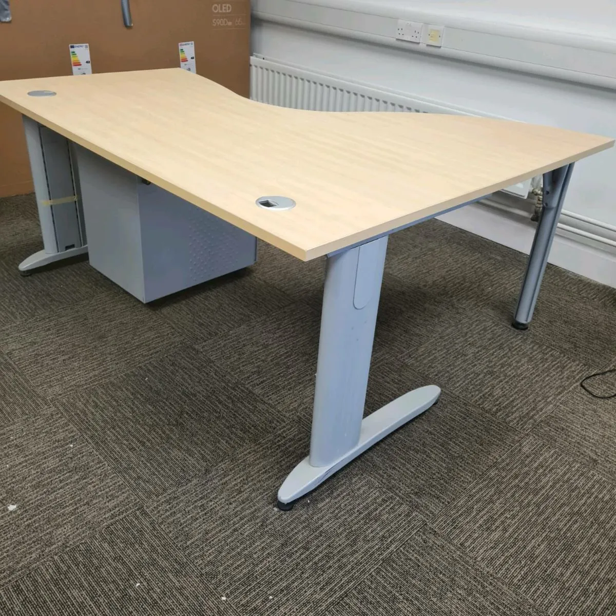 Maple managers desk with metal - Image 2