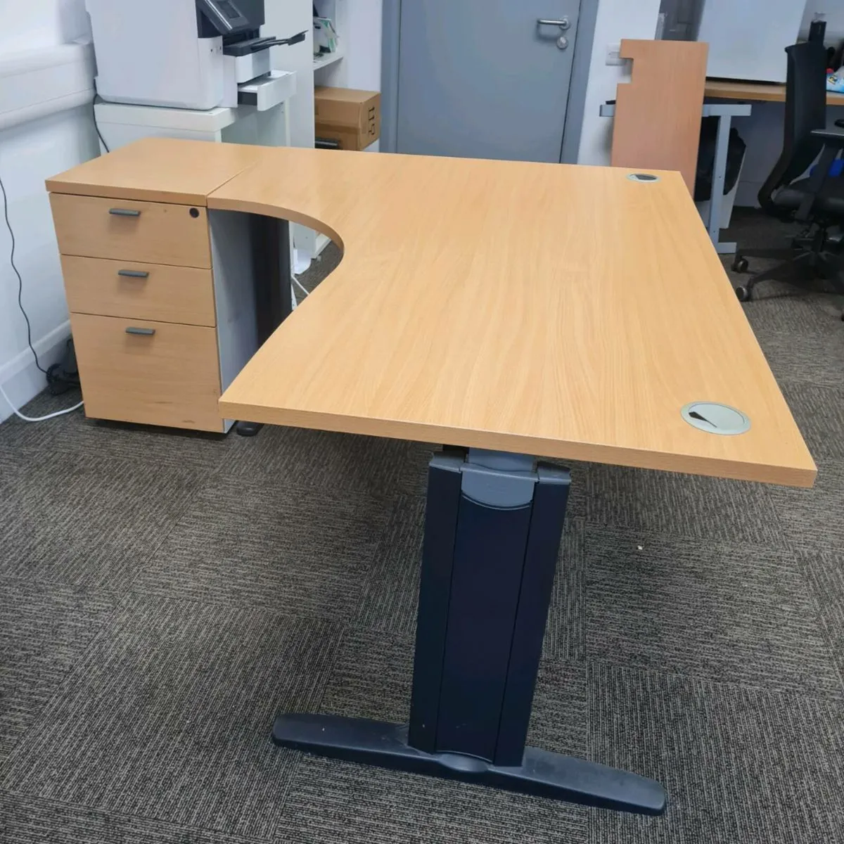 Managers corner office desk with desk high - Image 2