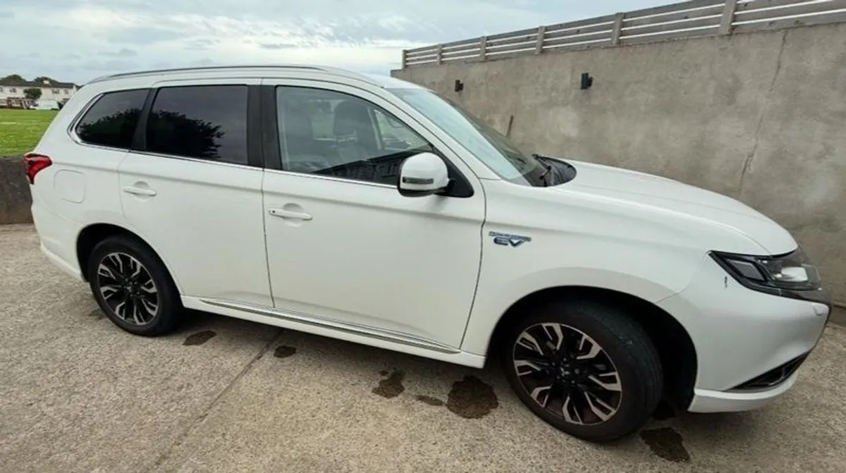 2017 Mitsubishi Outlander - Image 2