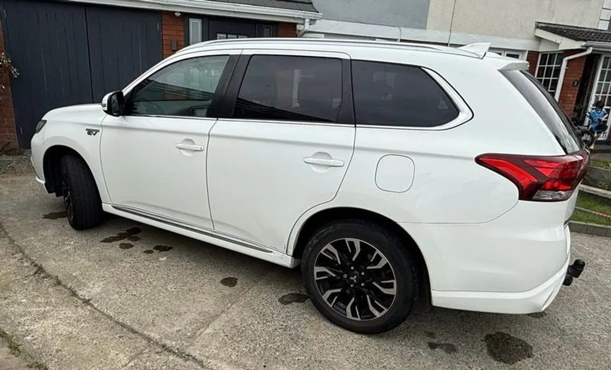 2017 Mitsubishi Outlander - Image 3