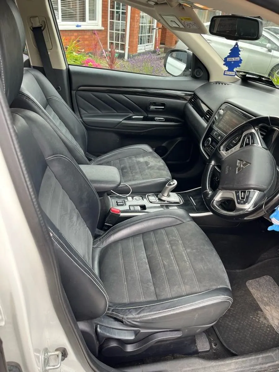 2017 Mitsubishi Outlander - Image 4