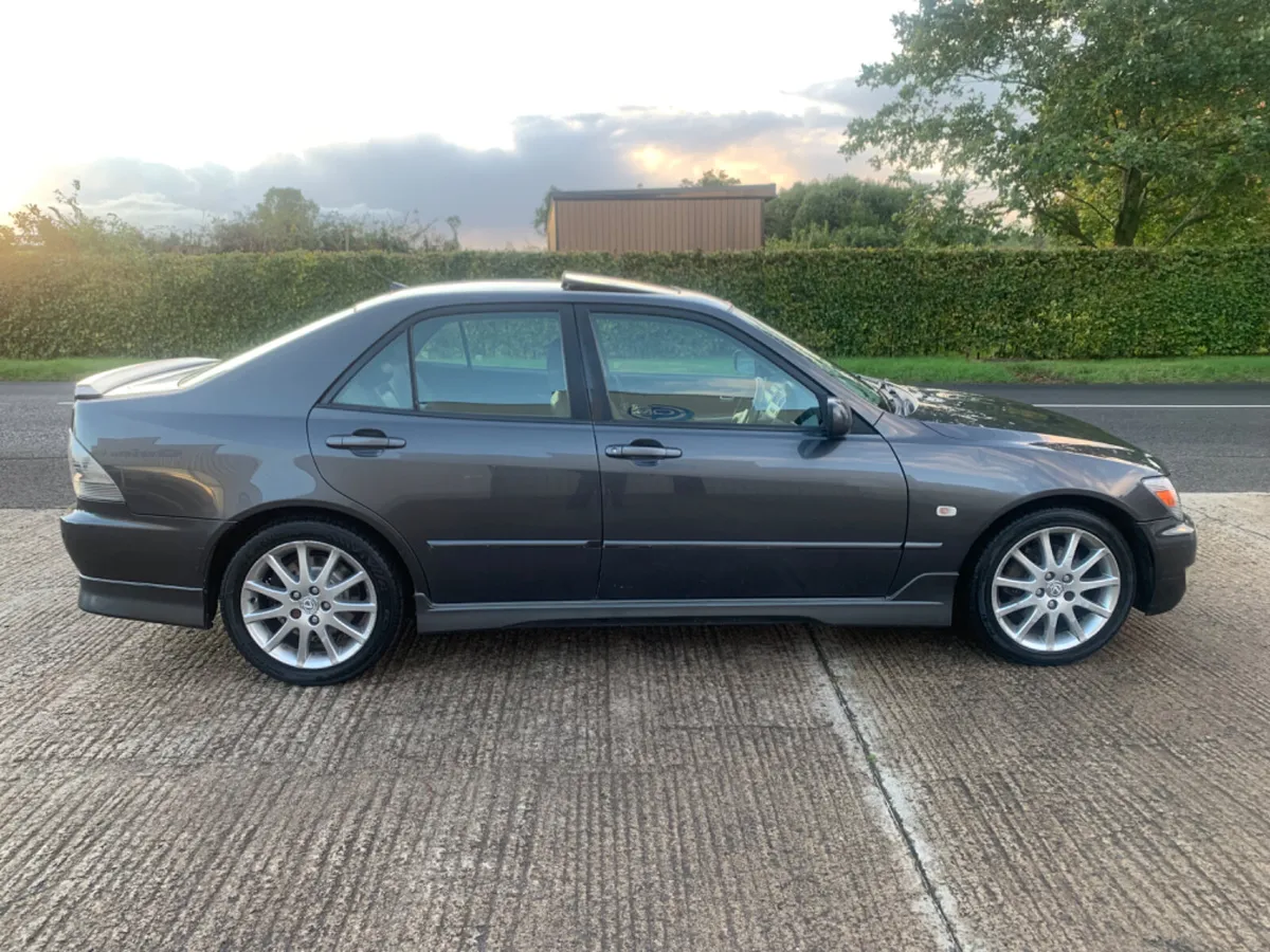 2005 LEXUS IS200 SE AUTO | SUNROOF | BLACK LEATHER - Image 2