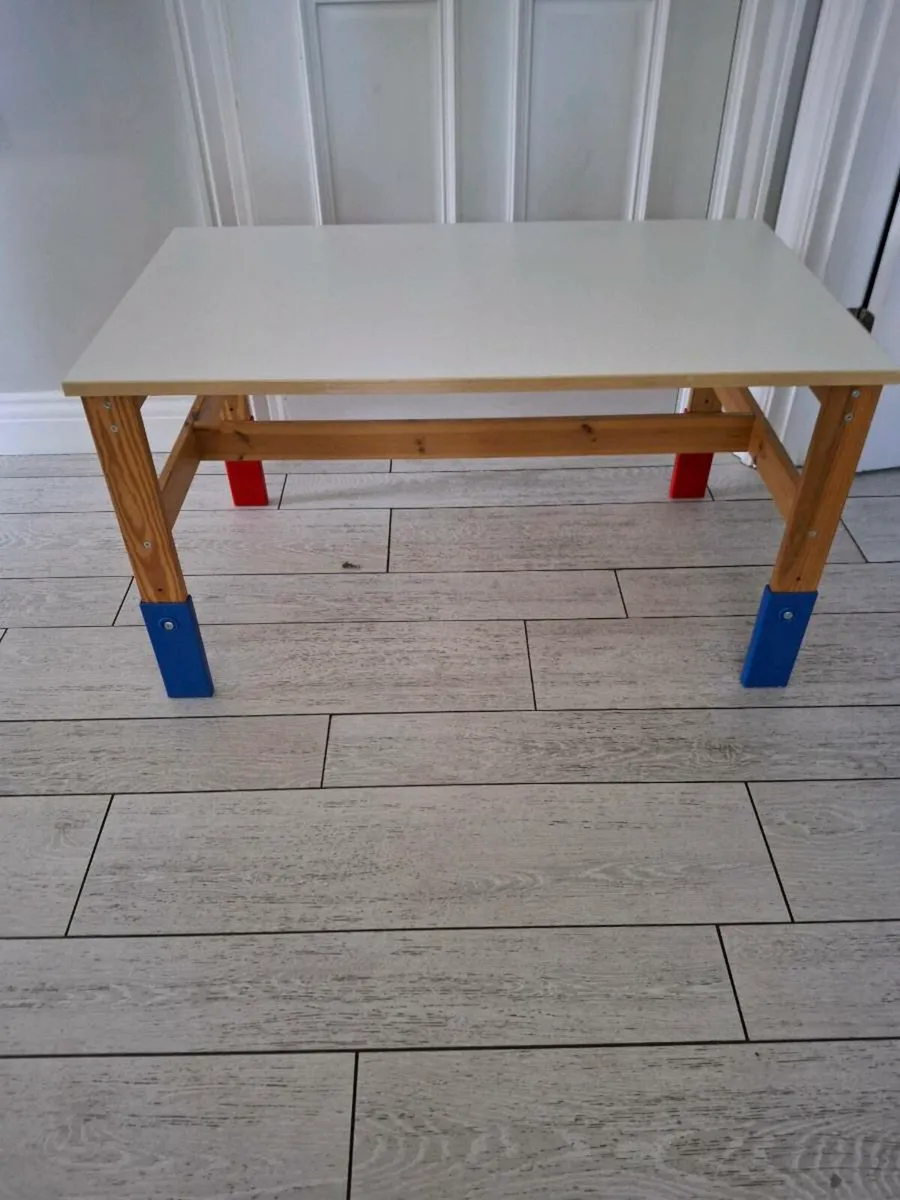 Children's tabl - Image 1