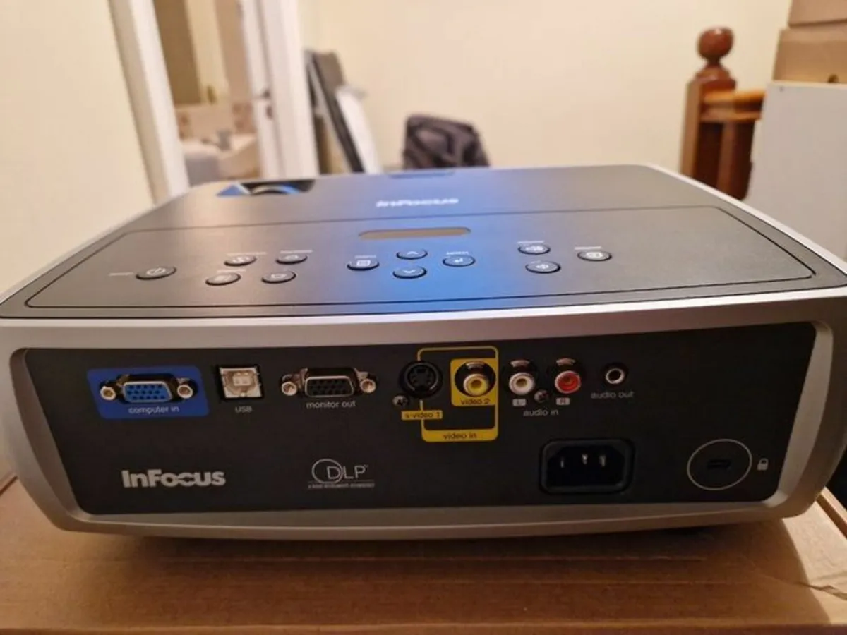 Infocus Projector in Steel Carry Case with Remote - Image 4
