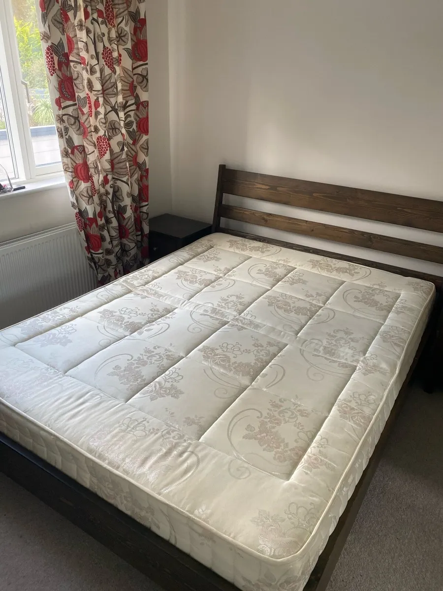 Wooden king size bed with two matching lockers - Image 3