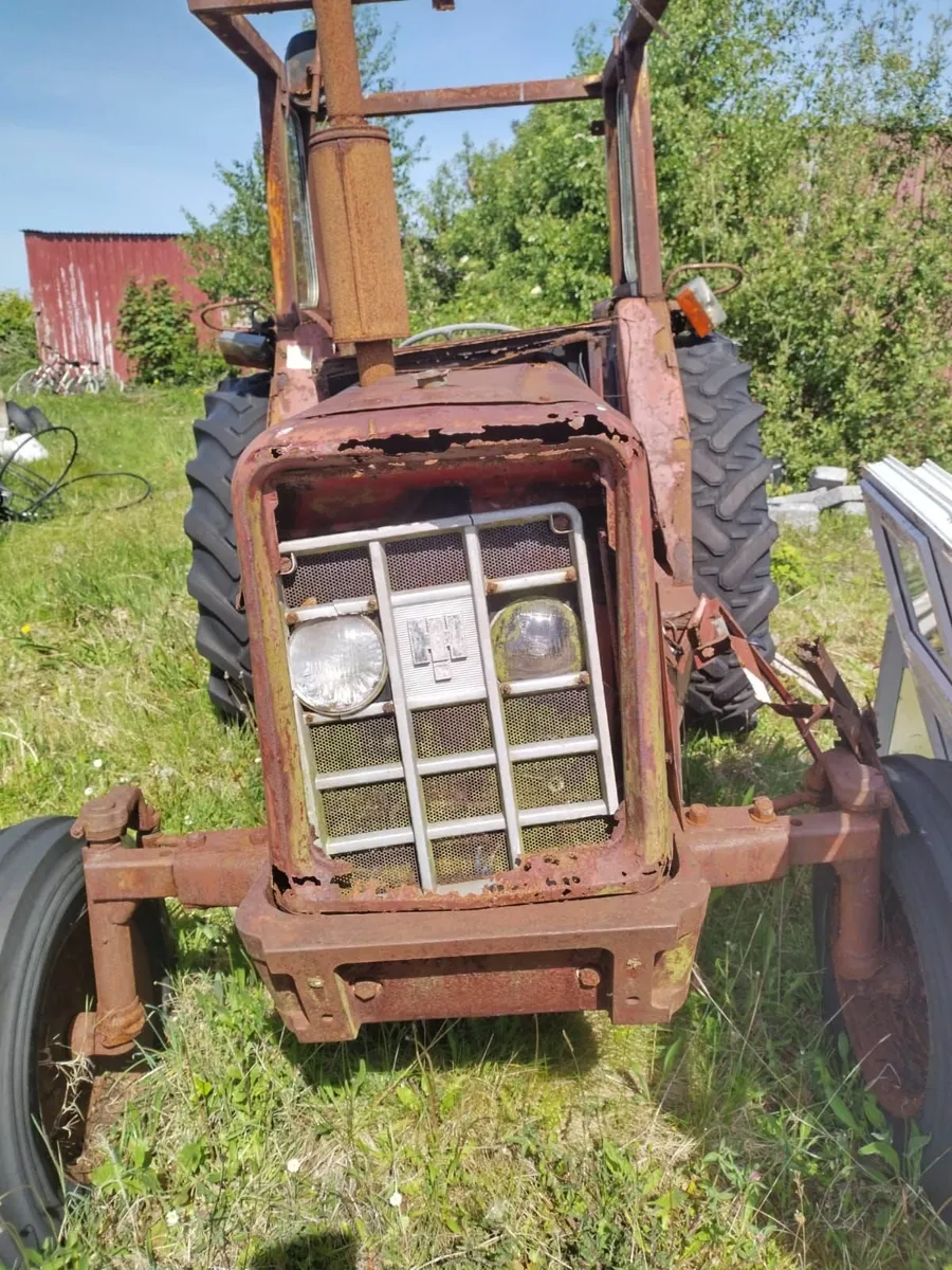 Vintage tractor International 474 - Image 1