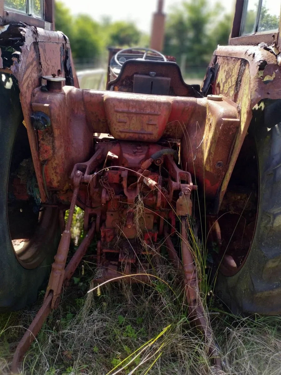 Vintage tractor International 474 - Image 2