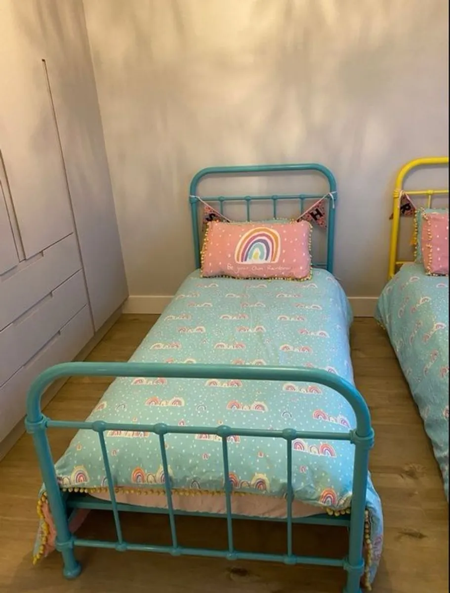 New York Single Bed x 2 with mattresses - Image 3