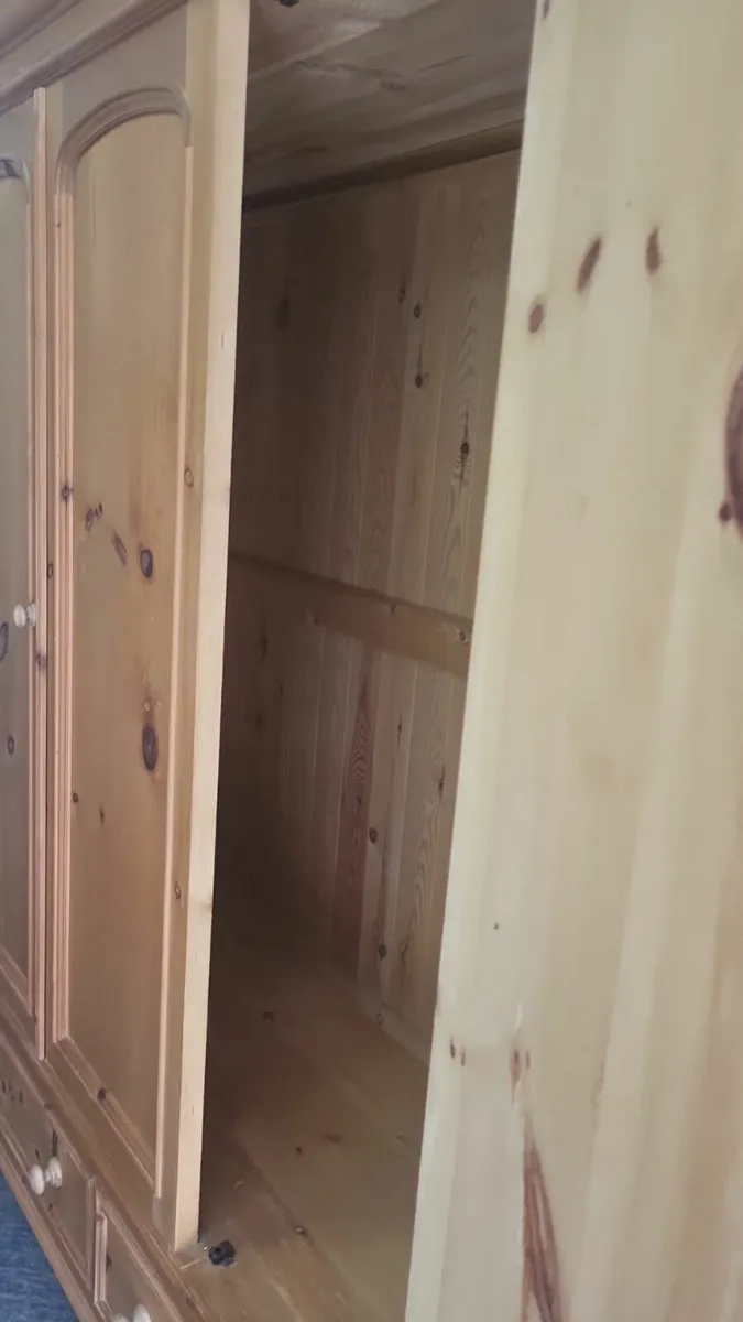Vintage pine 3 door wardrobe, pair bedside lockers - Image 4