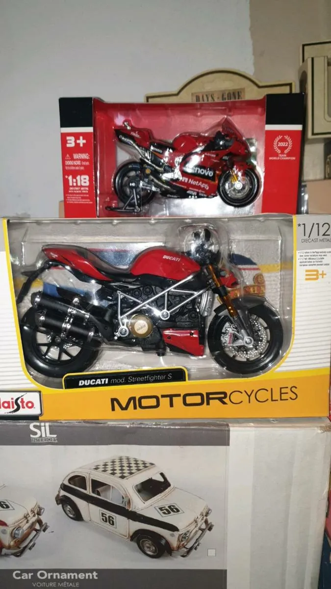 2 LOVELY DIE.CAST MOTER BIKES FOR SALE..