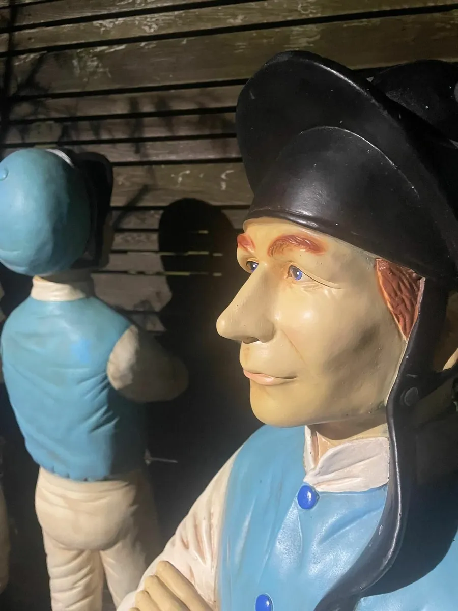 Props Figure "Jockey" - Image 2
