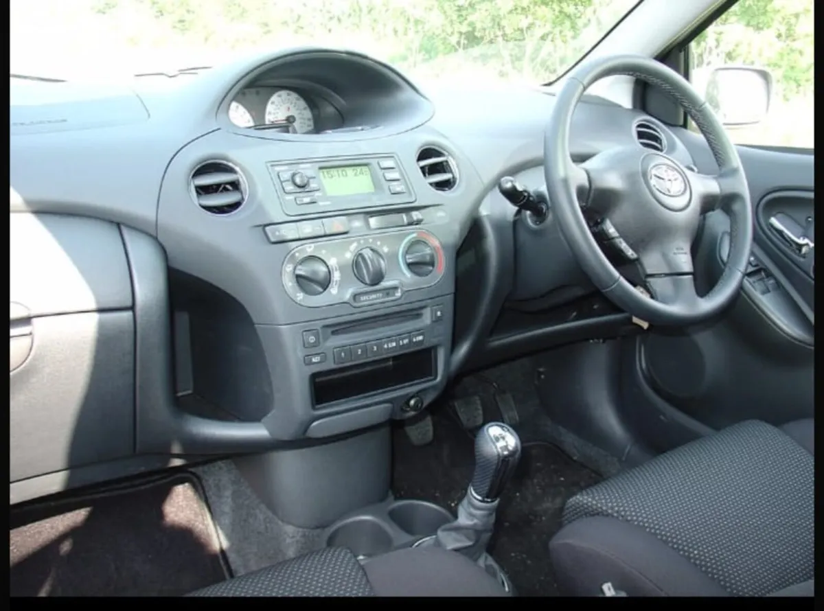 Toyota Yaris 2005 - Image 2