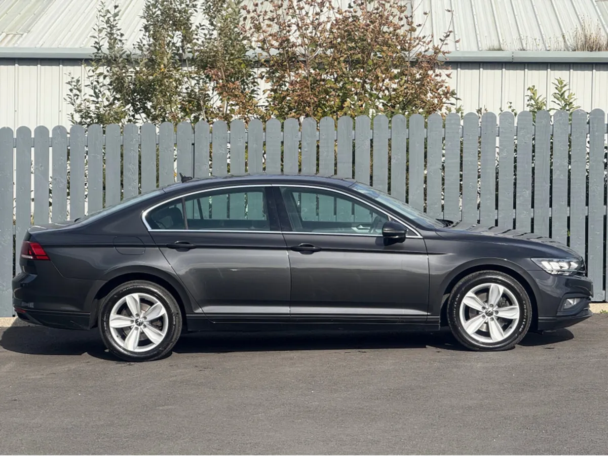 Volkswagen Passat 2021 Volkswagen Passat SE NAV TD - Image 2