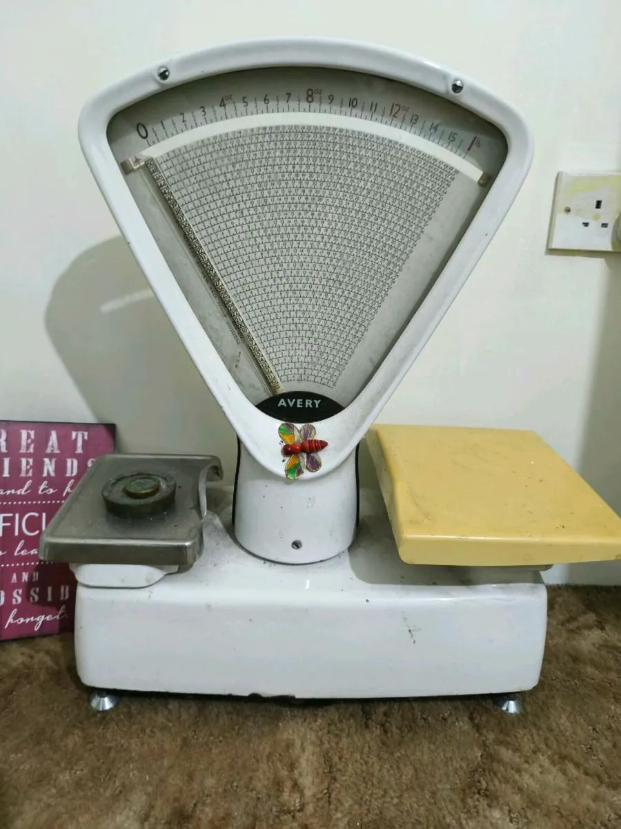 Traditional shop weighing scales and Singer sewing - Image 1