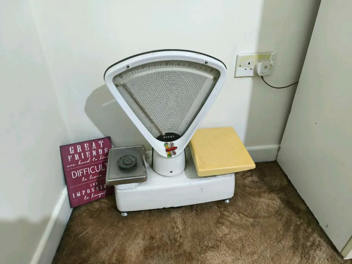 Traditional shop weighing scales and Singer sewing - Image 2