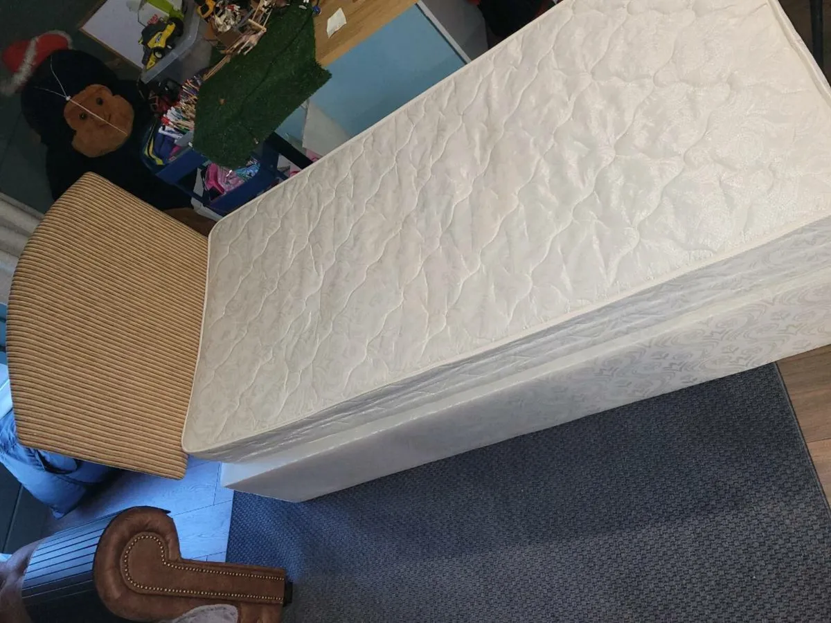 Single bed - Image 2