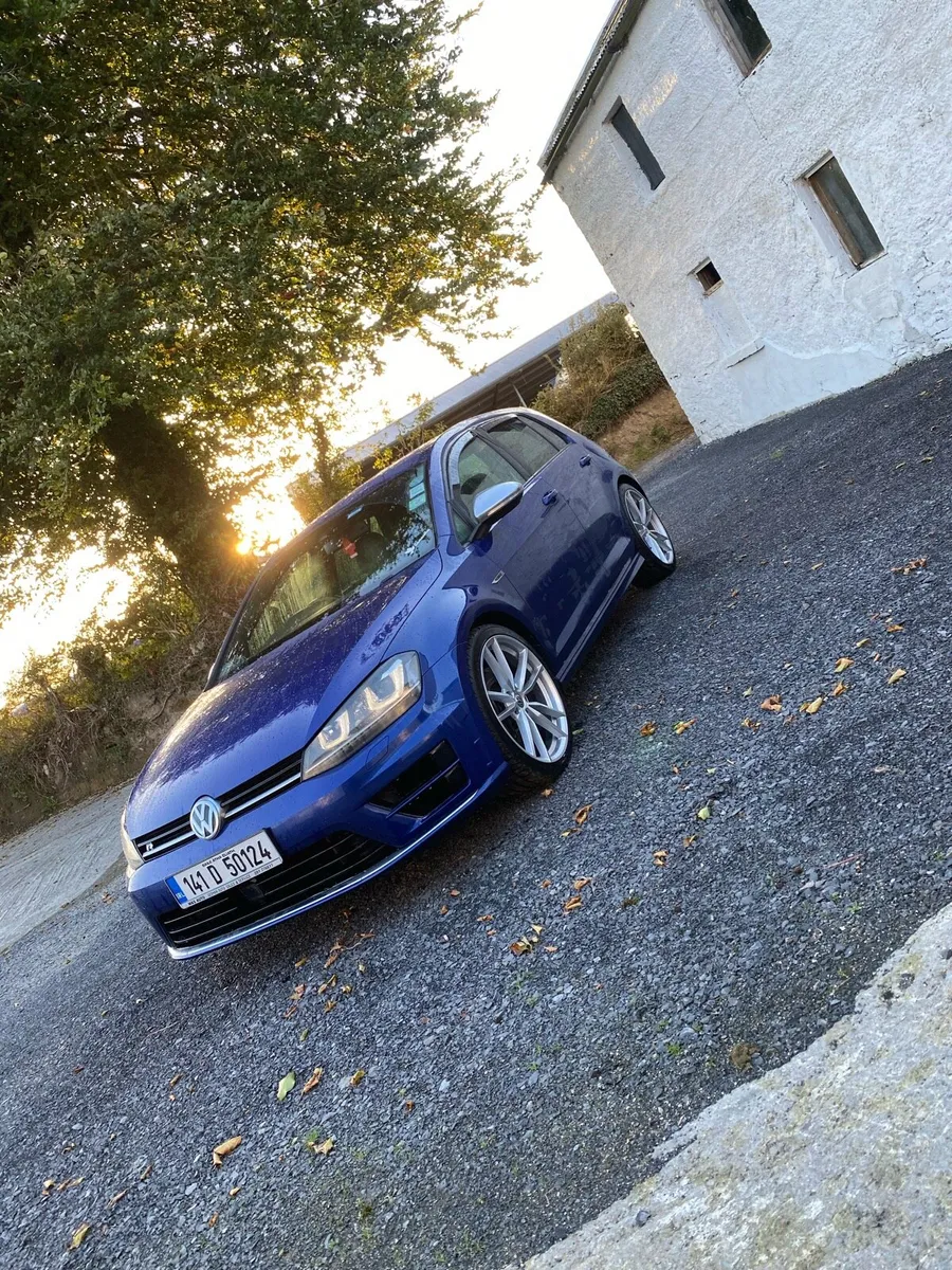 2014 Volkswagen Golf R - Image 2