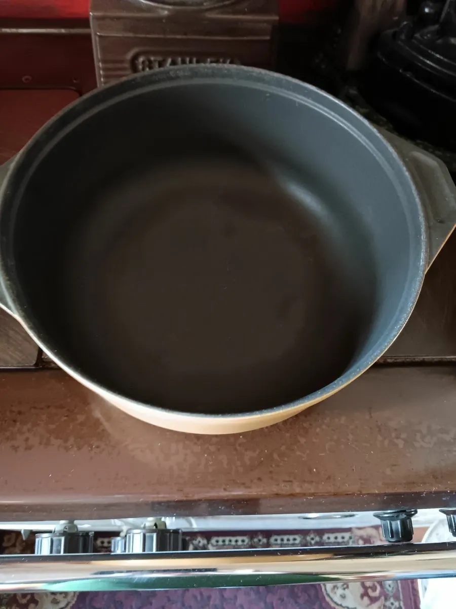 Large cast iron pot - Image 3