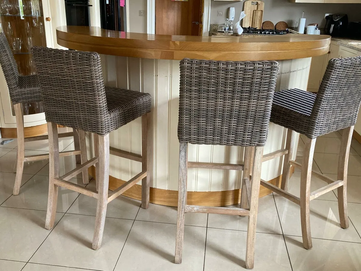 Kitchen Island/Breakfast Bar - Image 4