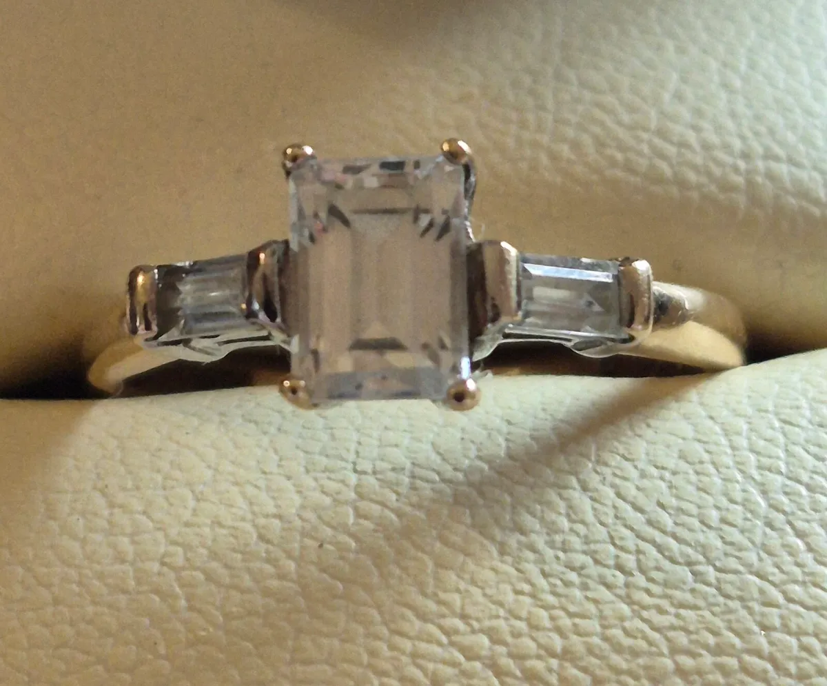 9ct Gold & 3 CZ Stone Ring (Size P) - Image 1