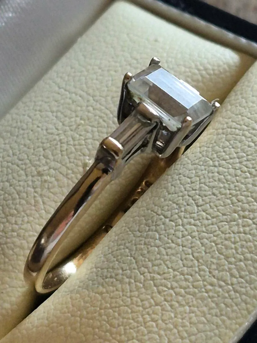 9ct Gold & 3 CZ Stone Ring (Size P) - Image 2