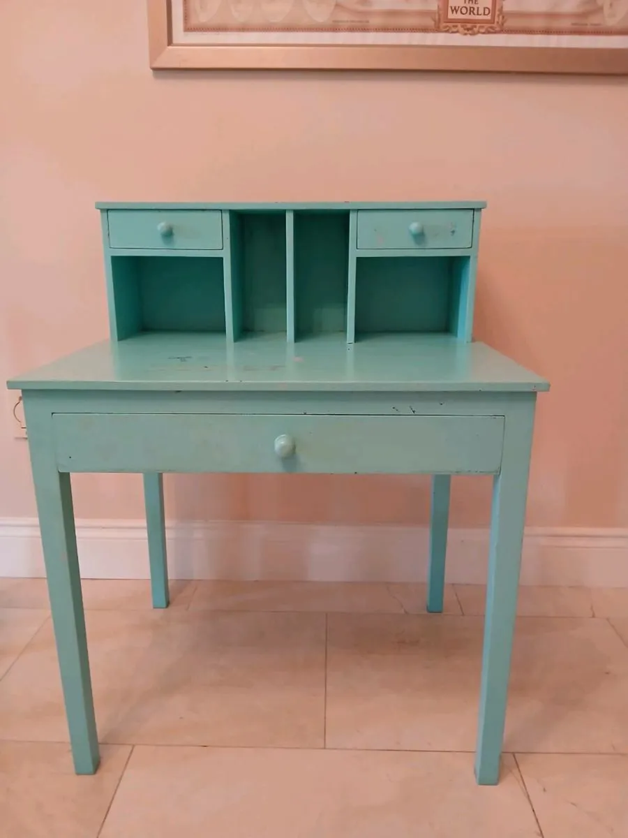 Study desk - Image 1