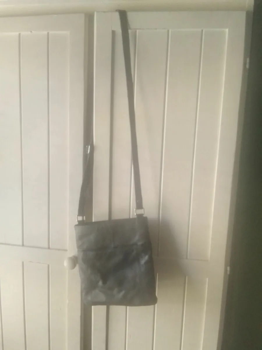 NAVY SOFT LEATHER ASHWOOD CROSSBODY BAG - Image 2