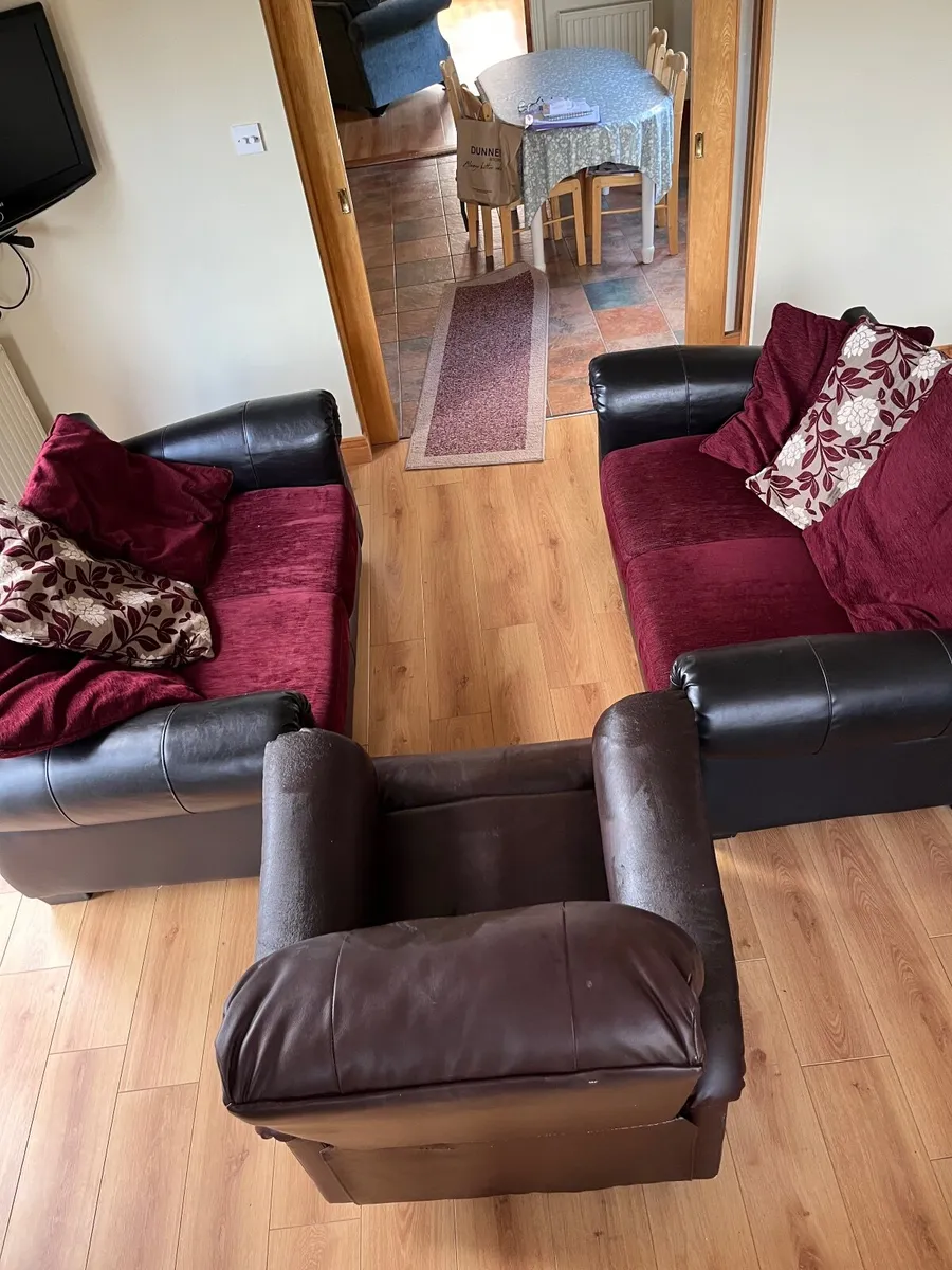 Suite of furniture - Image 1