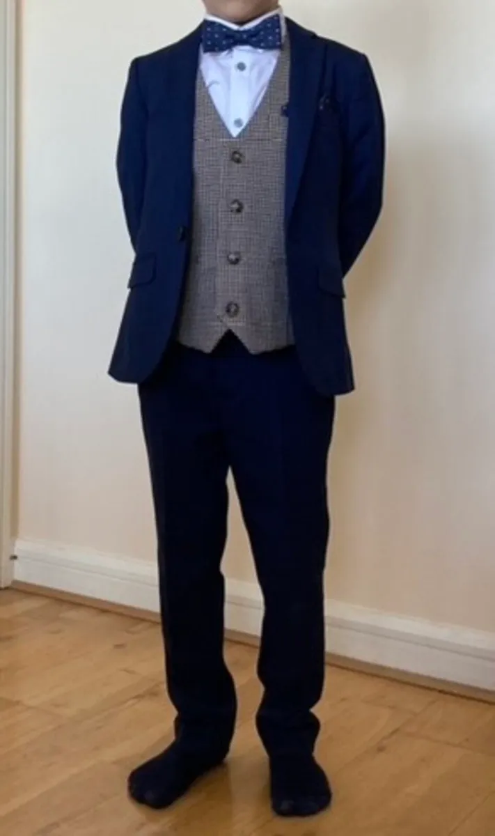 Boys Next suit 7y - Image 2