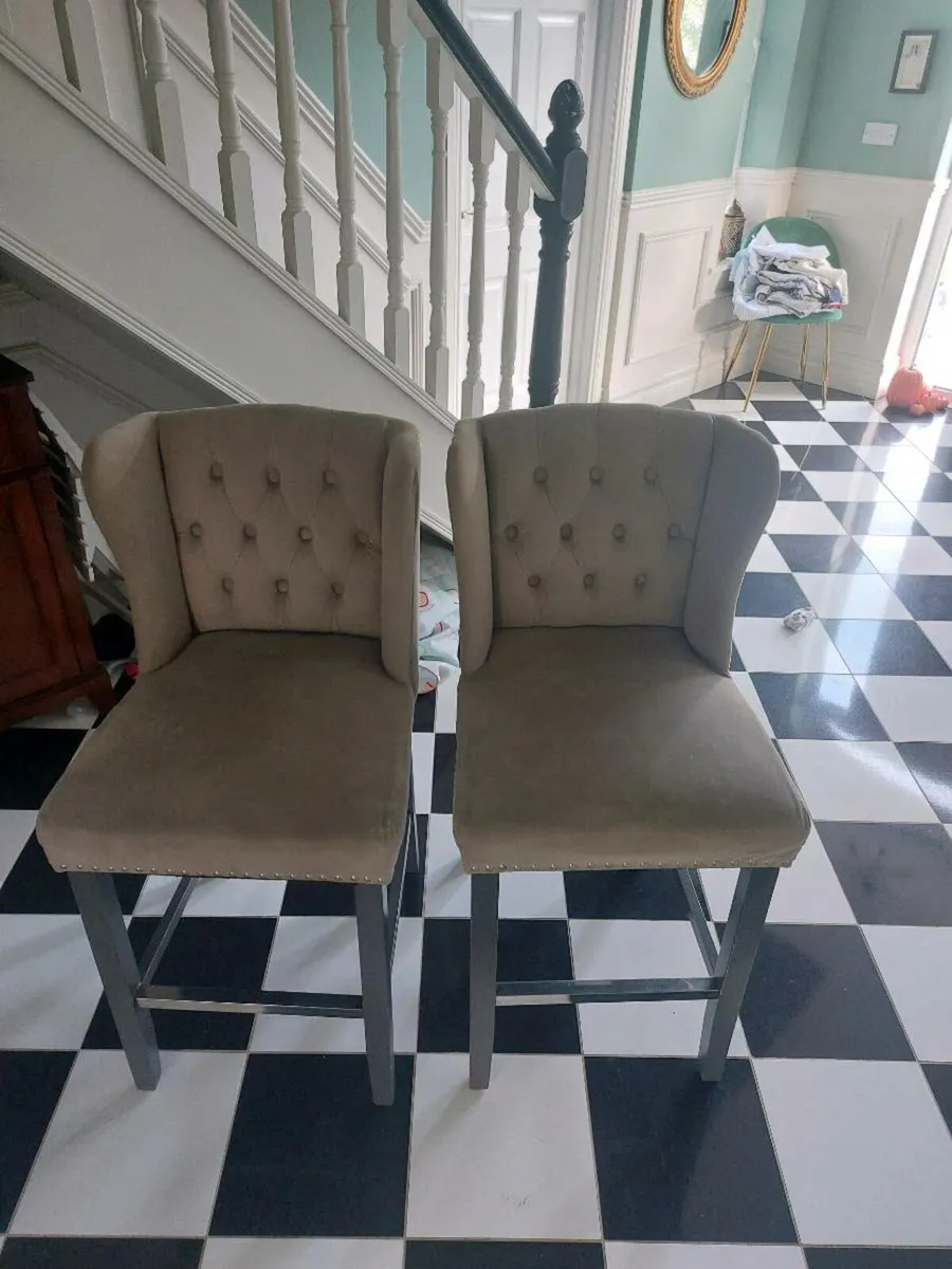 Kitchen island chairs - Image 1