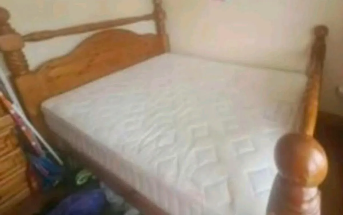Bed king size and selection of covers and sheets - Image 2