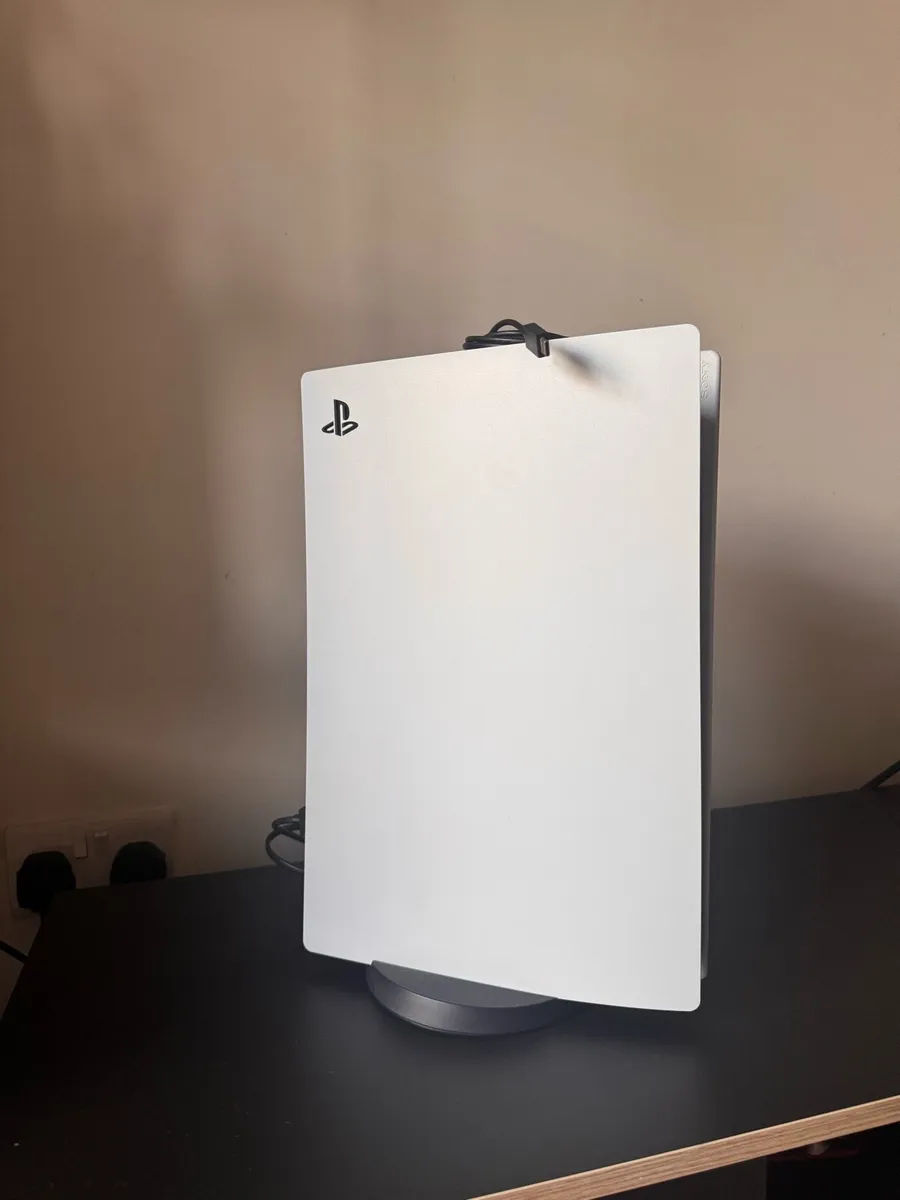 PS5 Digital Version, includes PS5 Camera. - Image 1