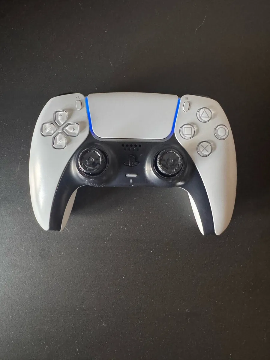 PS5 Digital Version, includes PS5 Camera. - Image 2