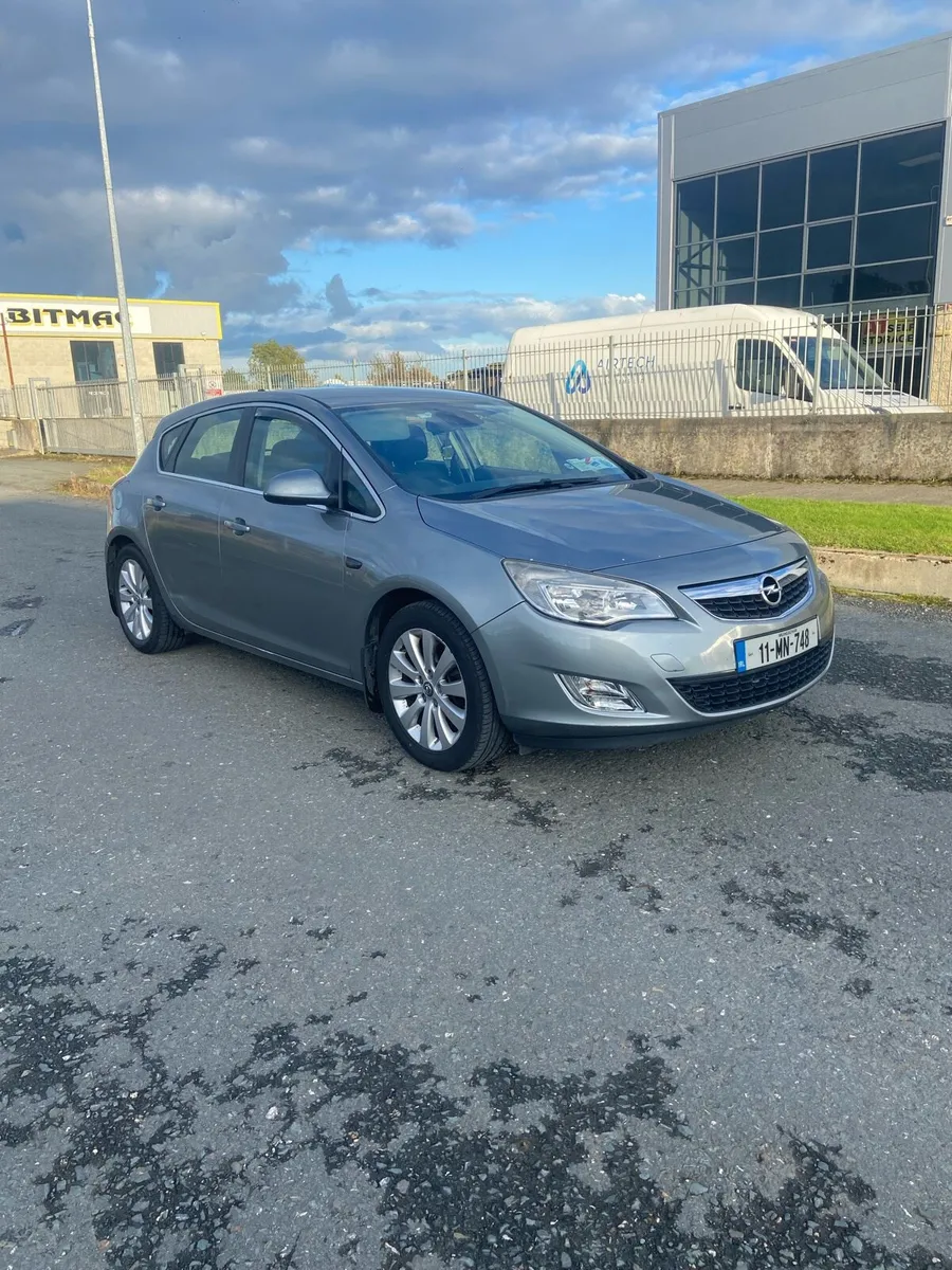 2011 Opel Astra SE CDTI - Image 2