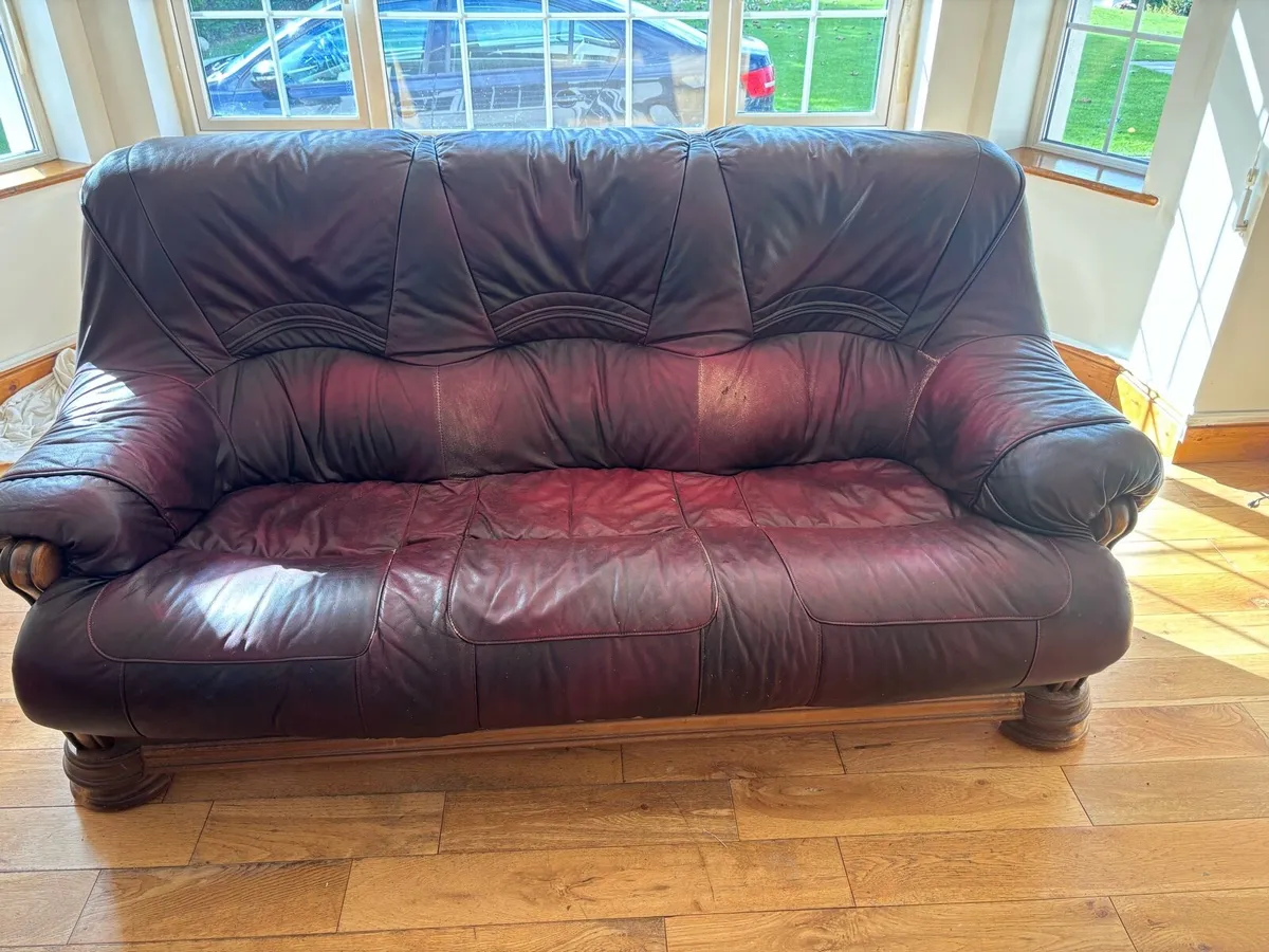 Leather sofa and 2 chairs - Image 1