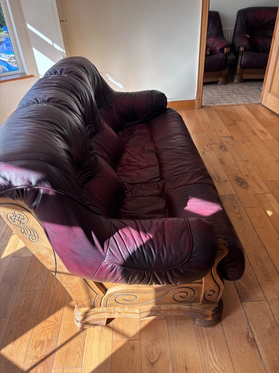 Leather sofa and 2 chairs - Image 2