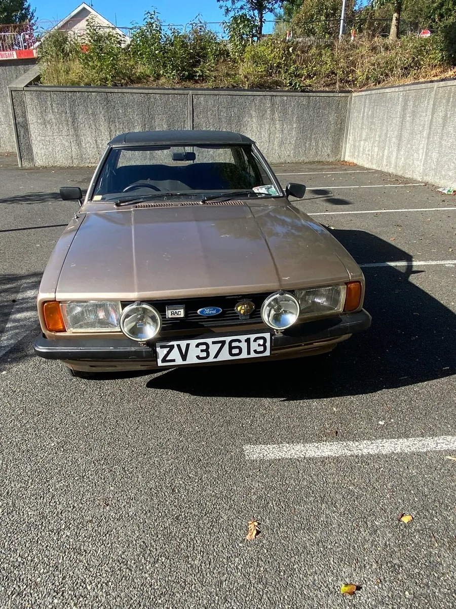 Vintage car - Image 1