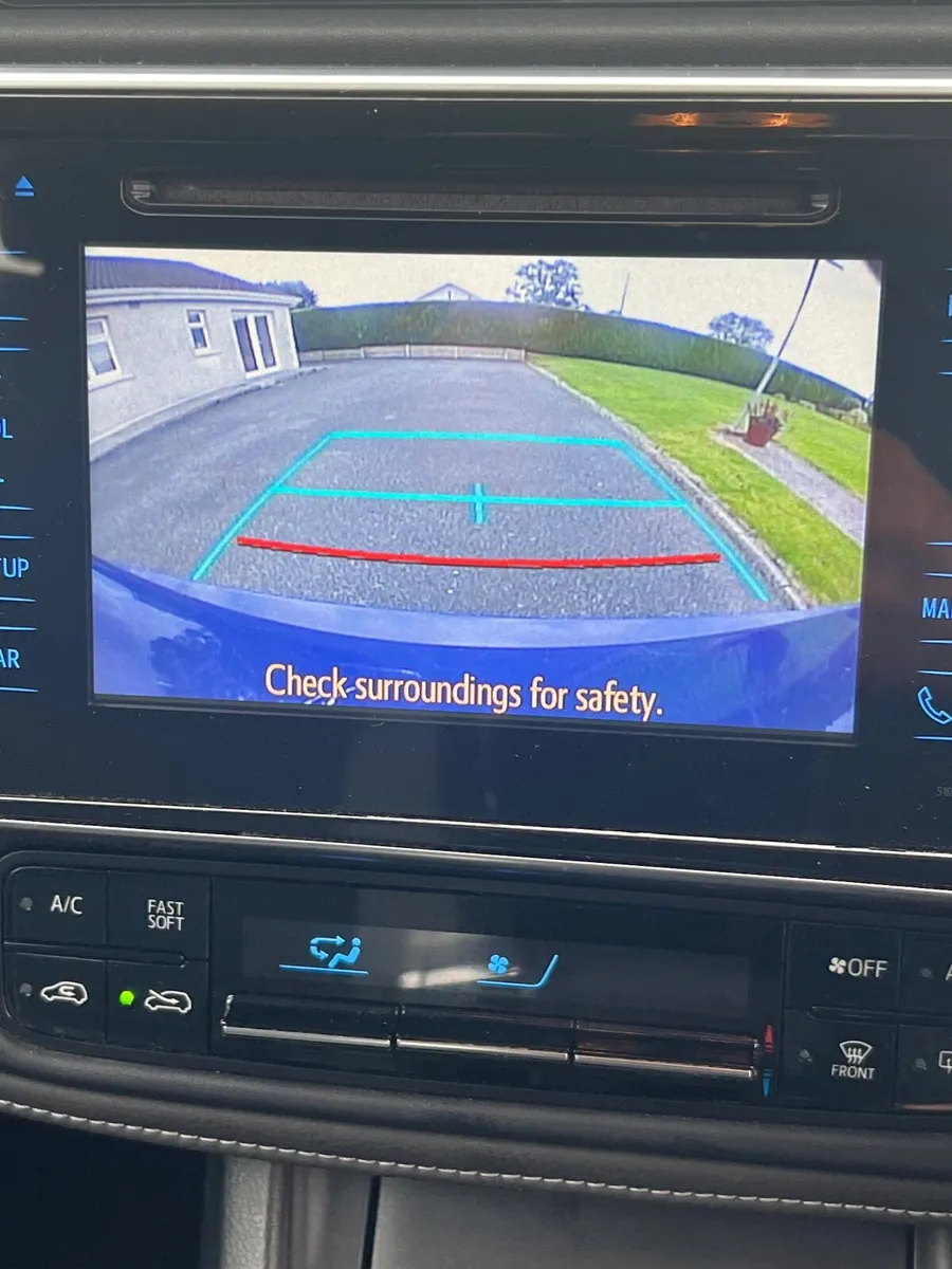 Toyota Auris 2016 - Image 2