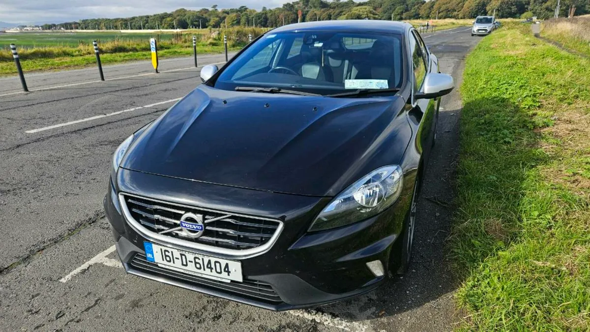 Volvo v40 T2 low mileage - Image 1