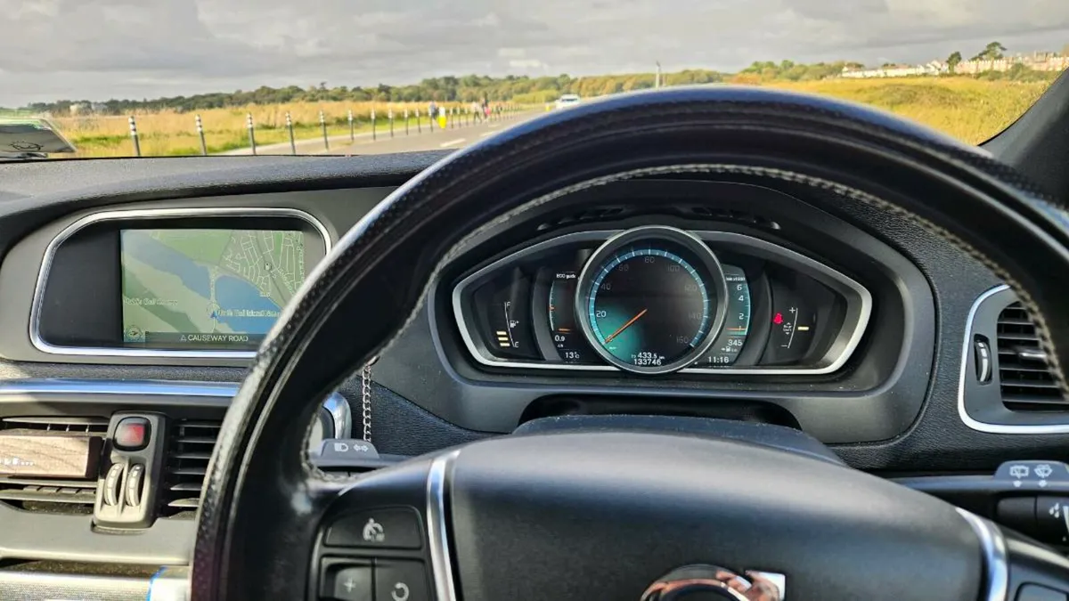 Volvo v40 T2 low mileage - Image 3