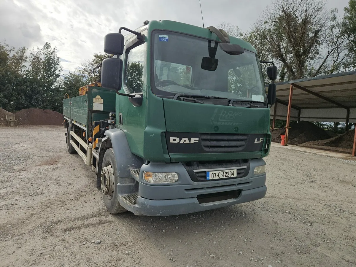 DAF LF220 18TON FLAT BED WITH CRANE - Image 1