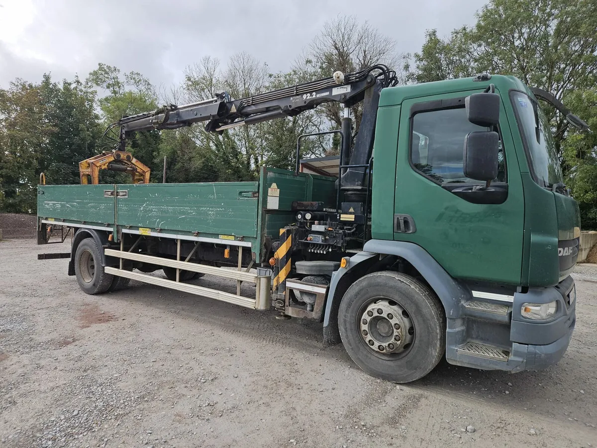 DAF LF220 18TON FLAT BED WITH CRANE - Image 2