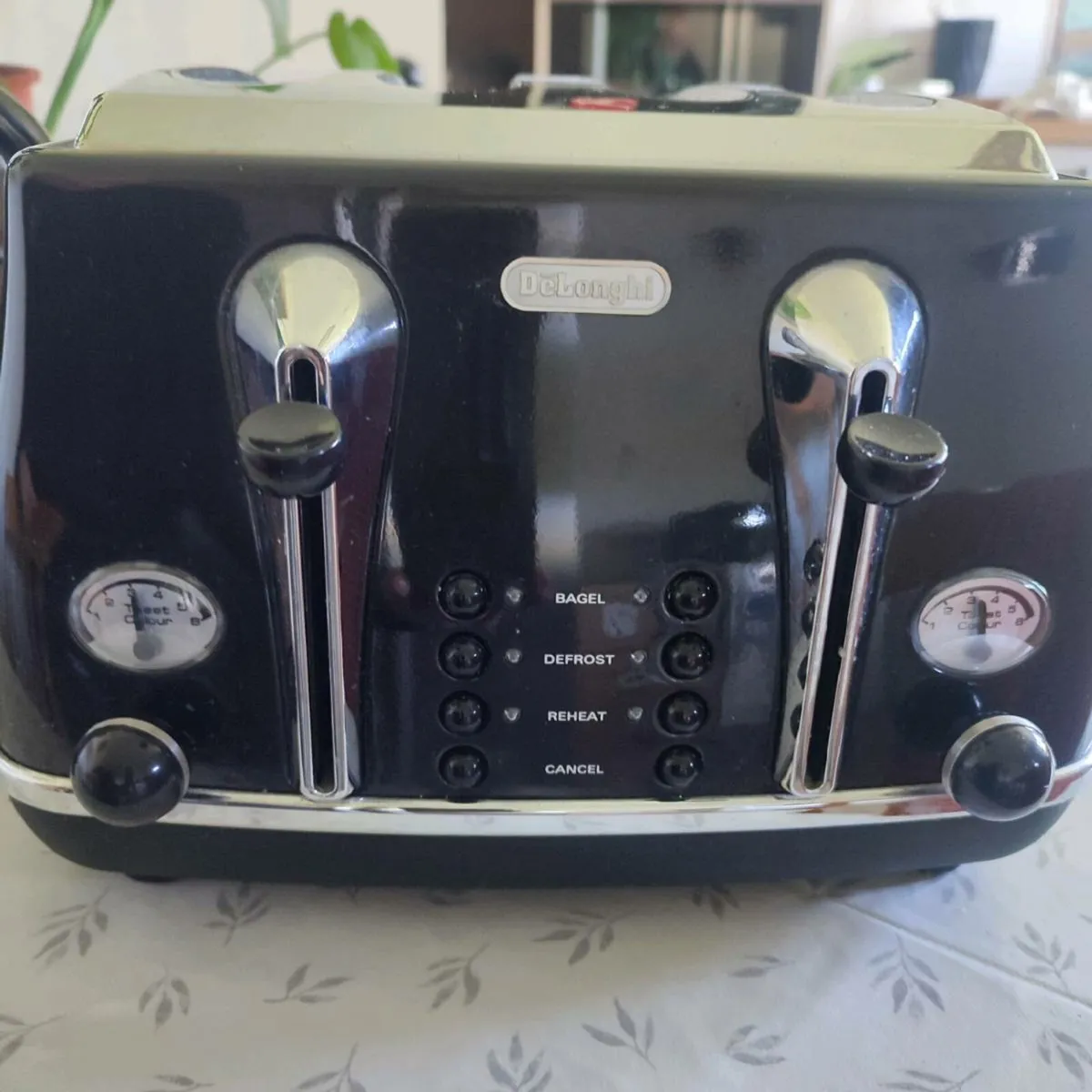 Delonghi Toaster and Kettle - Image 2