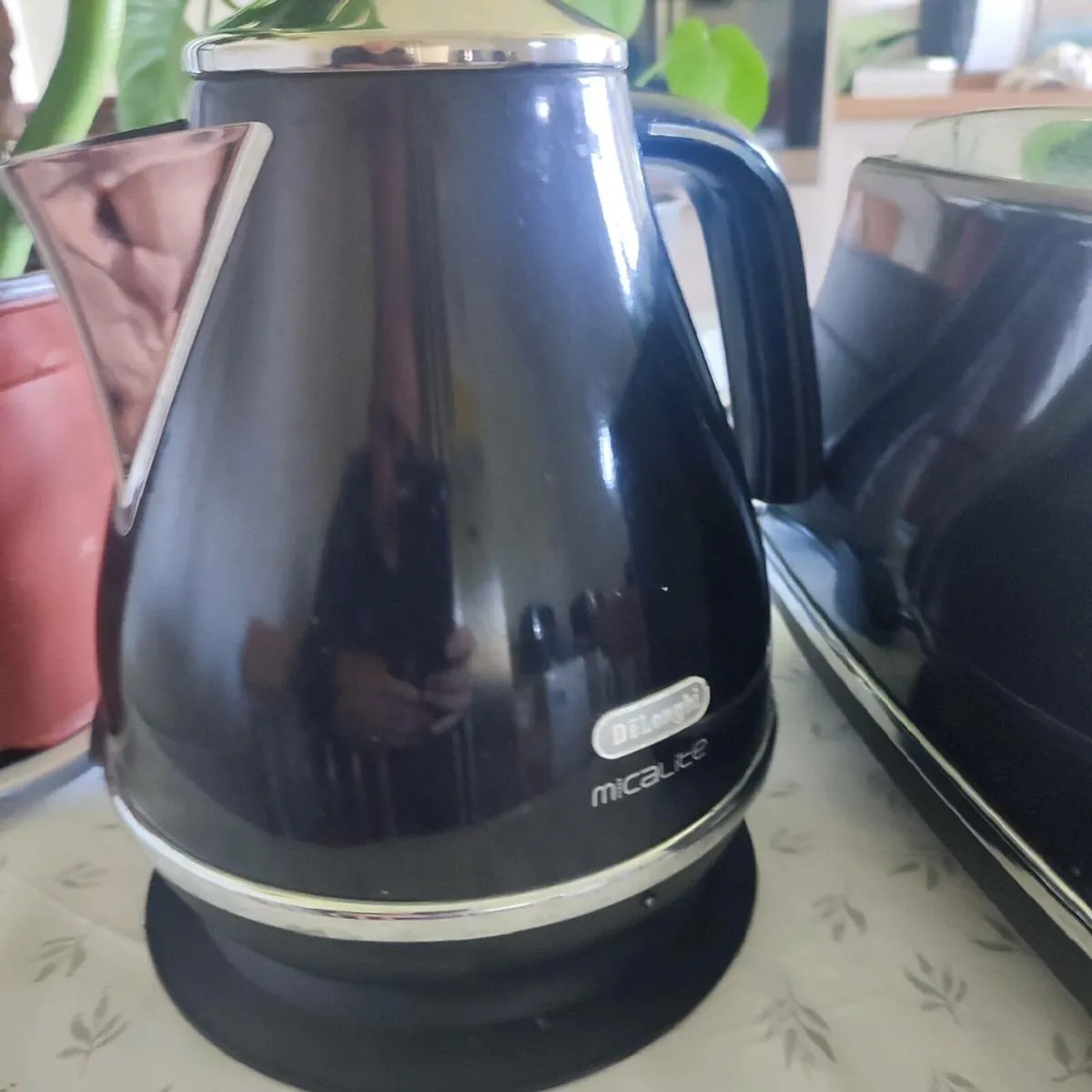 Delonghi Toaster and Kettle - Image 3