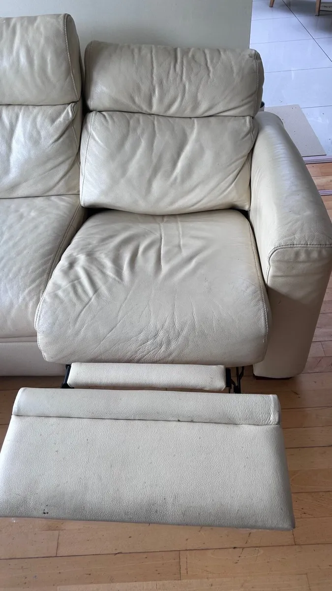 Free3 seater cream leather sofa electric recliner - Image 4