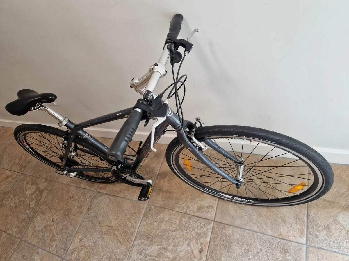 Giant CRS city/hybrid bike Medium size. - Image 3